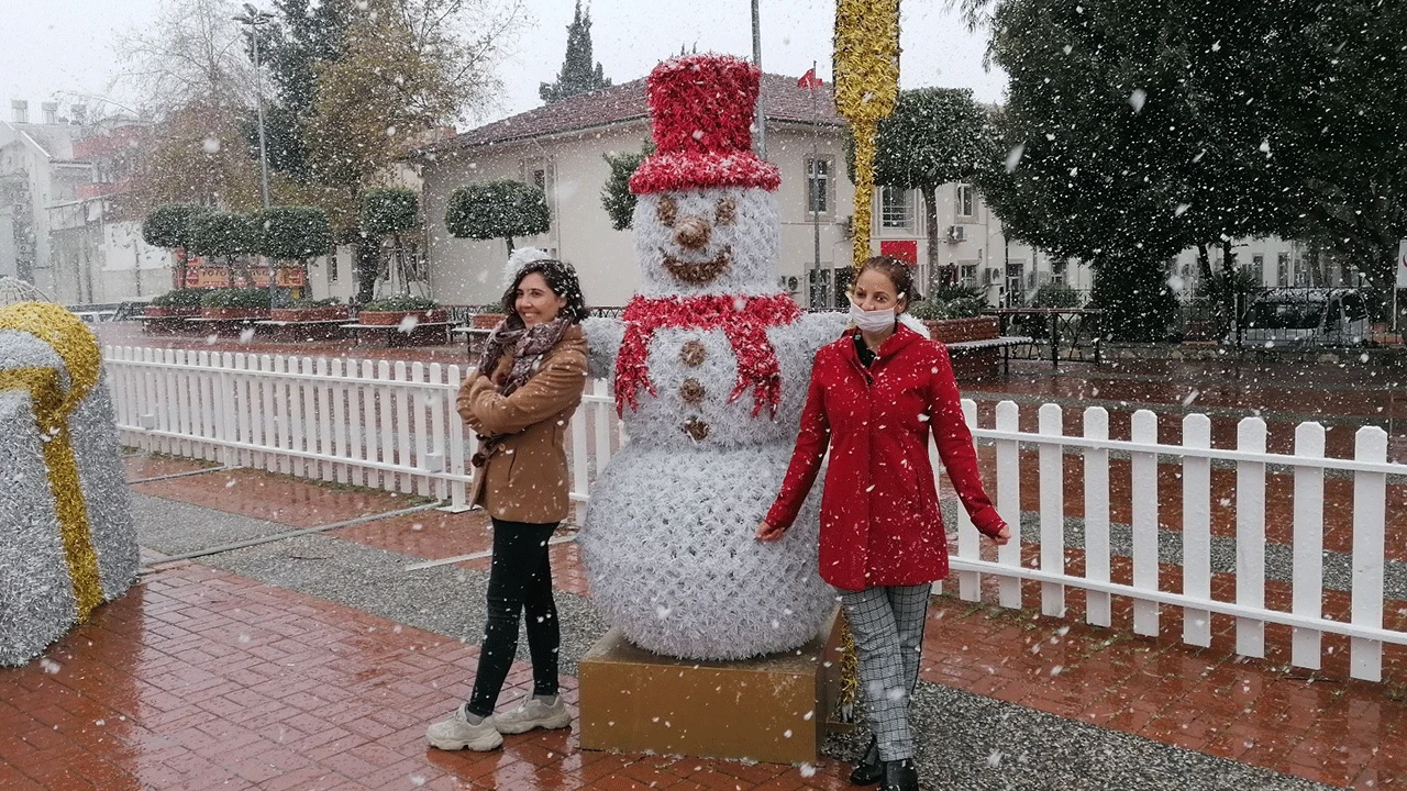 Alanya ve Manavgat kar sevinci yaşıyor! Tam 53 yıl sonra geldi