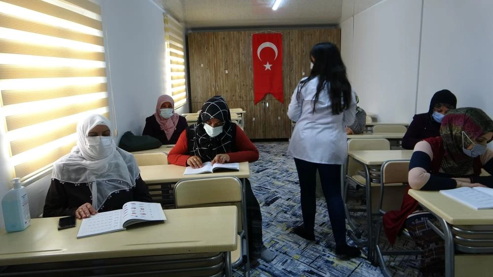 60 yaşındaki Nurhayat Teyze'nin okuma azmi