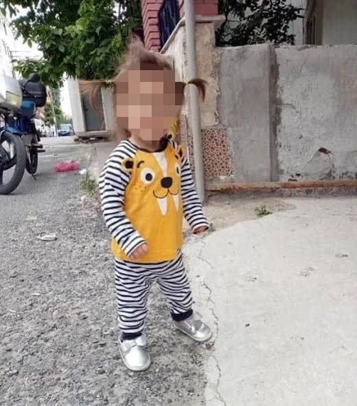 Kan donduran cinayet: 3 yaşındaki kızını aşağı attı