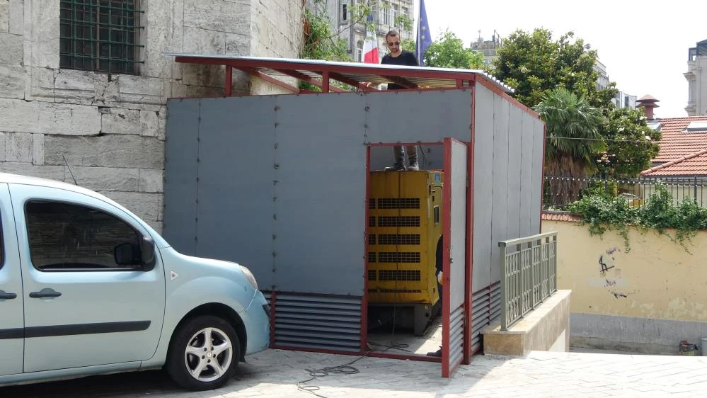 Tarihi esere bitişik jeneratör kabinine tepki