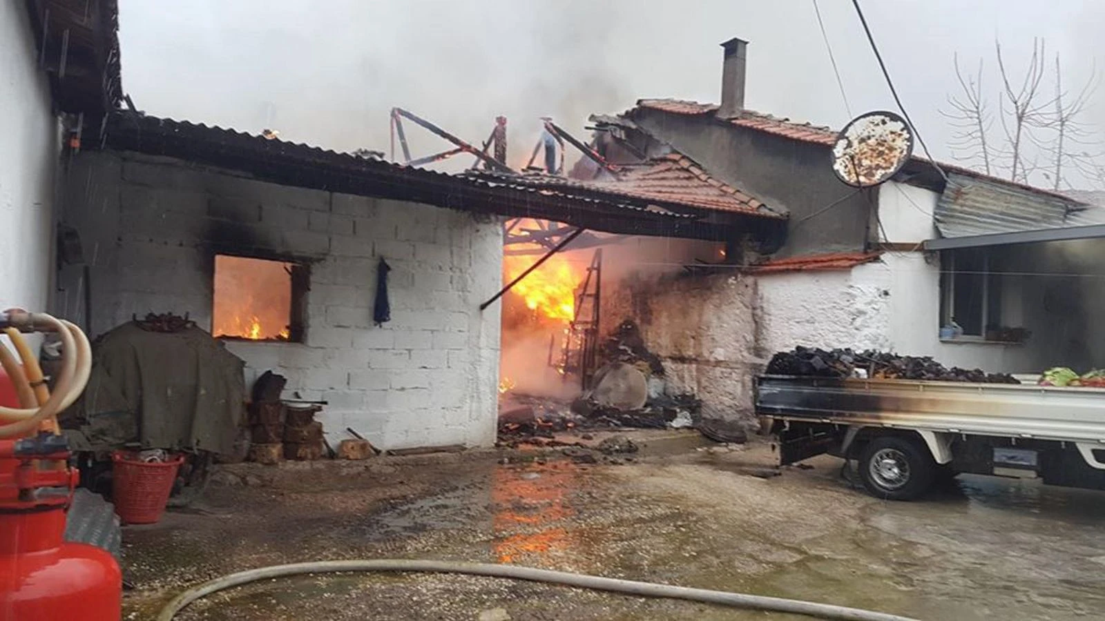 Kırkağaç'taki yangında bir ev yandı