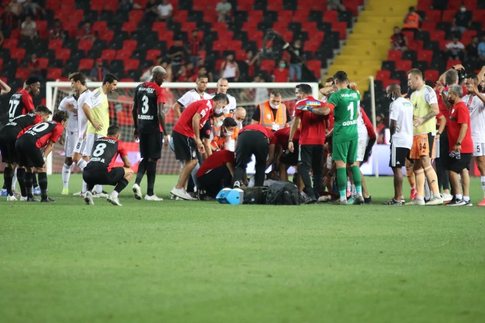 Gaziantep- Beşiktaş maçında yürekler ağza geldi: N'Sakala hastaneye kaldırıldı