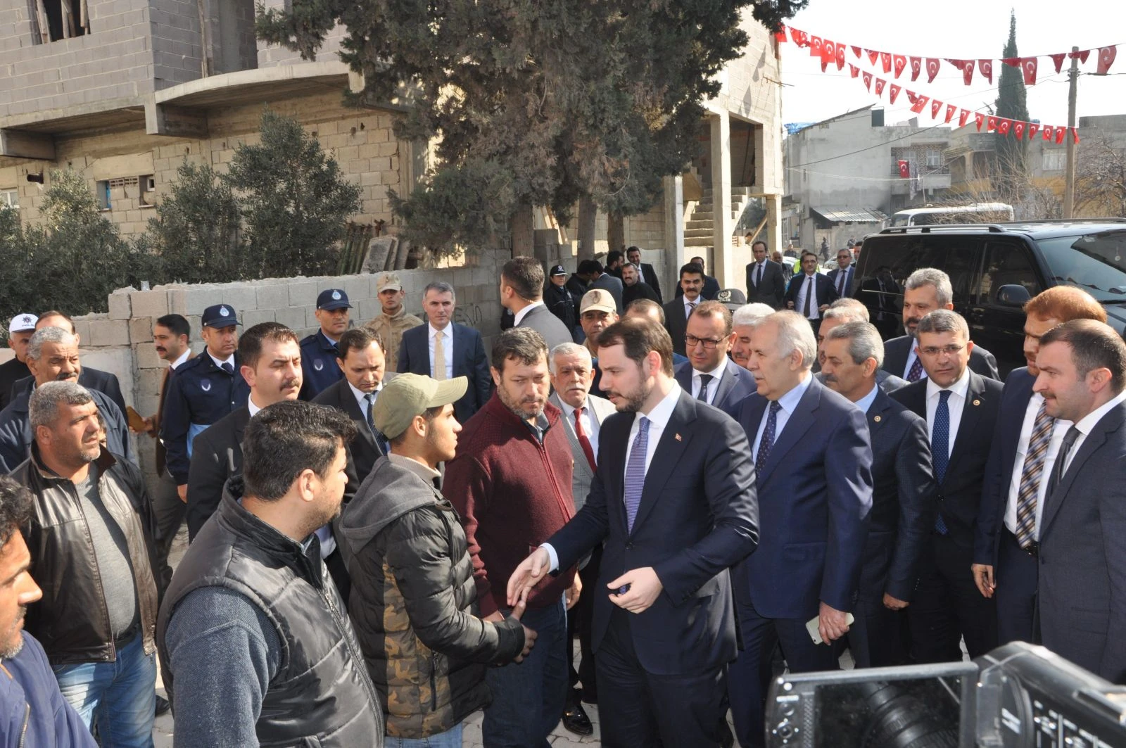 Bakan Albayrak, Reyhanlı'daki şehit ailelerini ziyaret etti