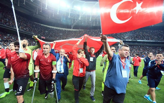 Ampute Milli Futbol Takımı'nın kaptanı Osman Çakmak'ın hikayesi duygulandırdı