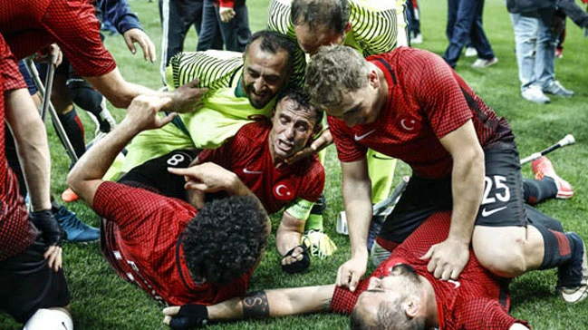 Ampute Milli Futbol Takımı'nın kaptanı Osman Çakmak'ın hikayesi duygulandırdı