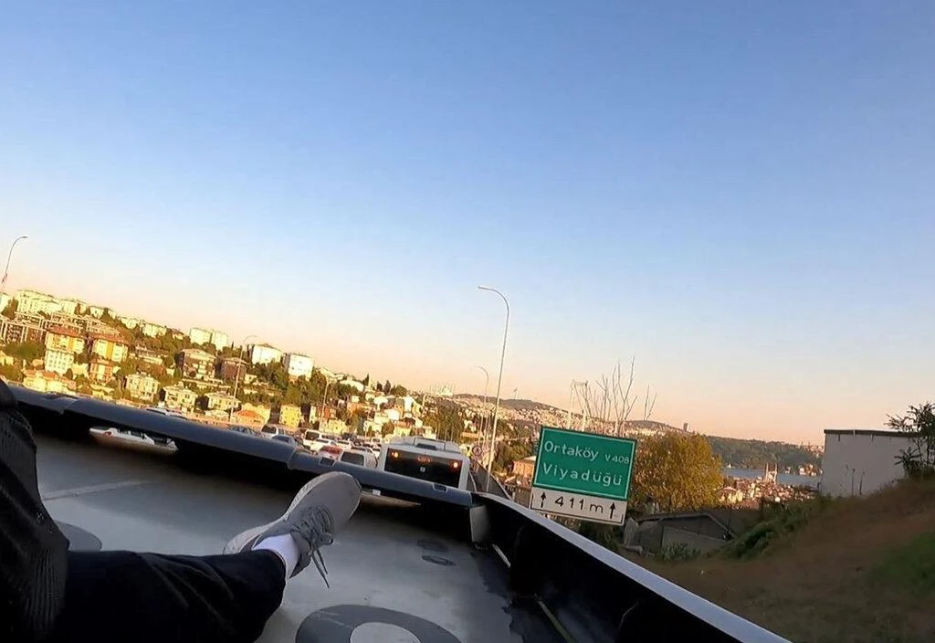 Avrupa'dan Asya'ya tehlikeli yolculuk: Youtuber bu kez de metrobüs tepesine çıktı