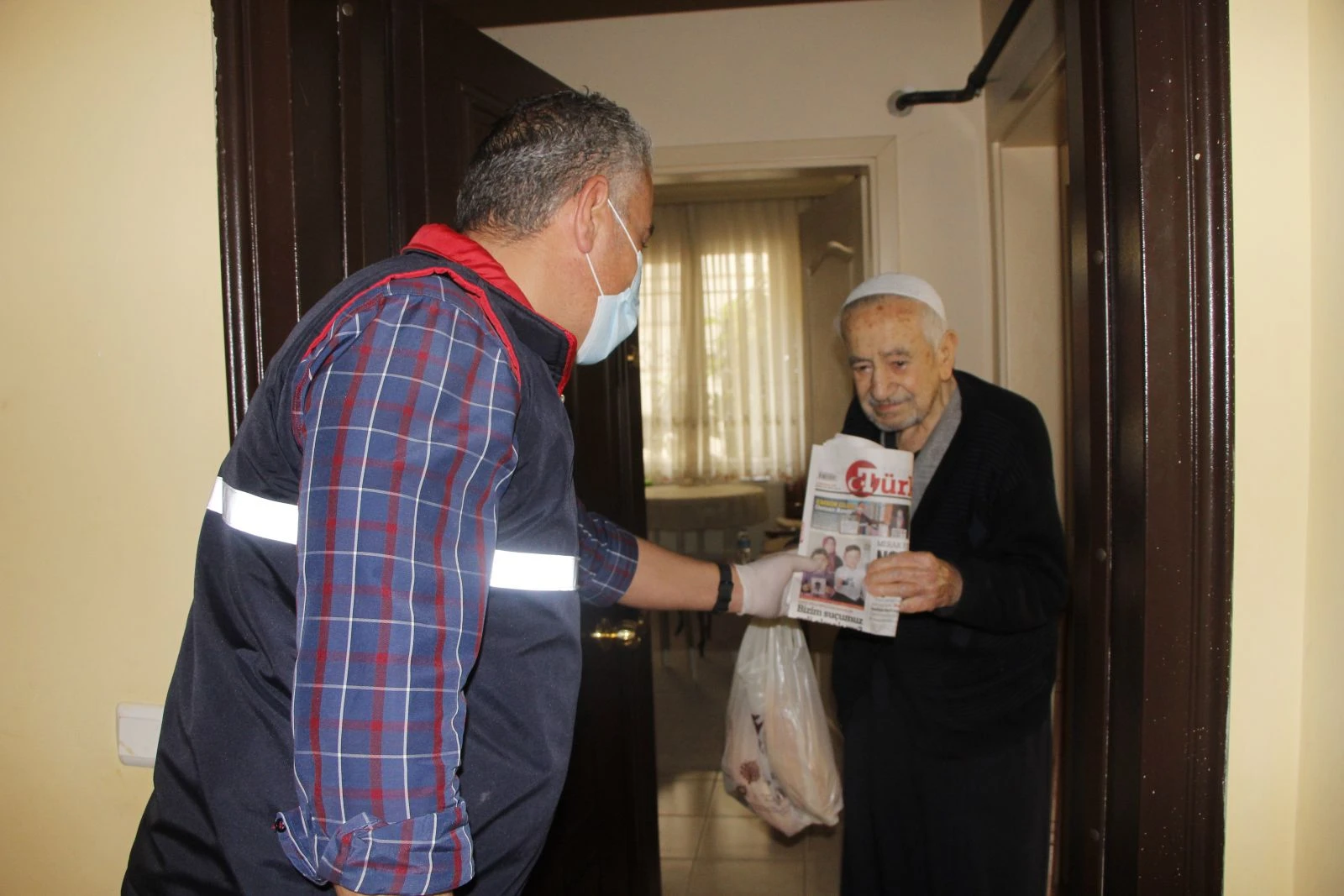 Türkiye Gazetesi yaşlılara kol kanat oldu
