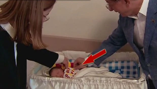 Başbakan Davutoğlu, yeni doğan bir bebeğe isim verdi