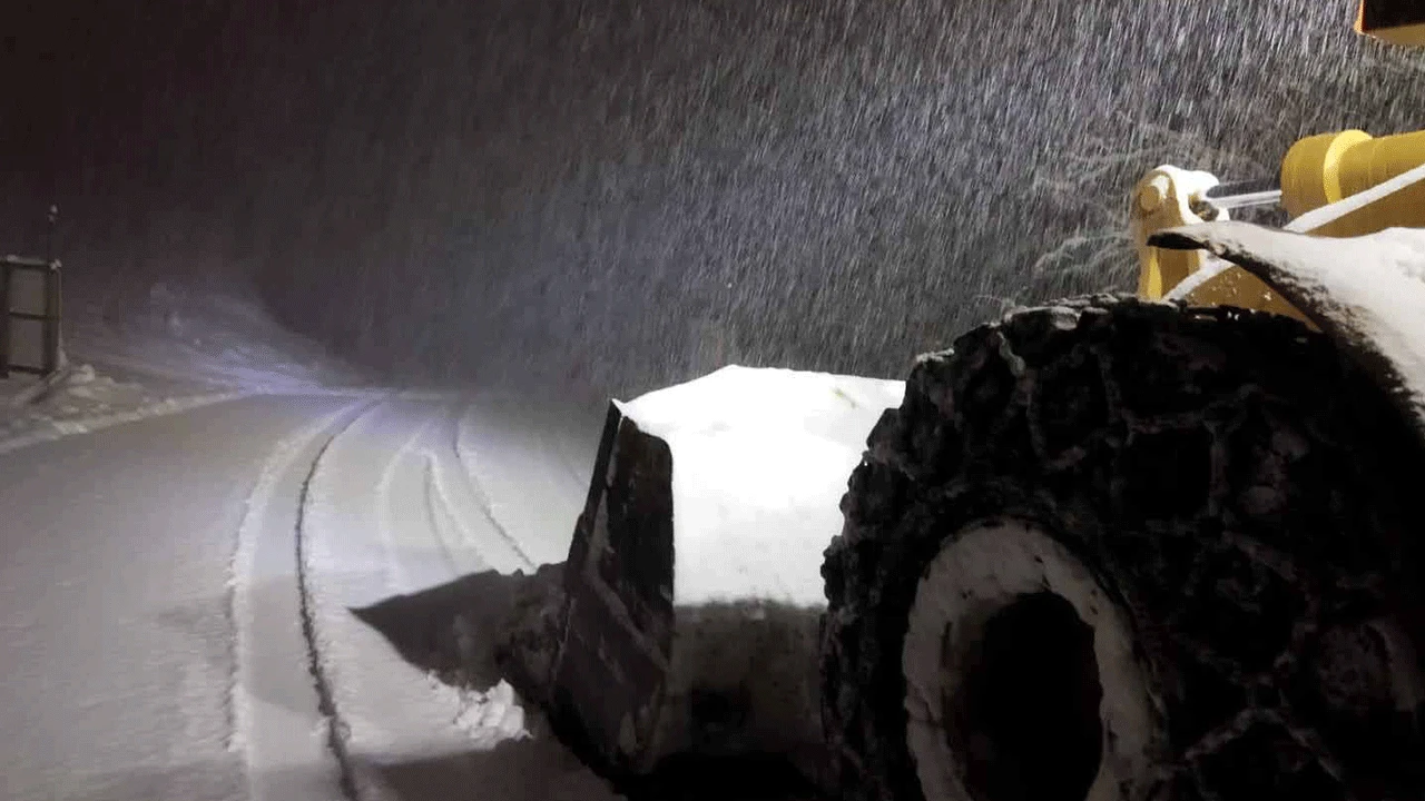 Kocaeli'de ekipler kar nöbetinde! Buzlanma ve yolların kapanmasına karşı çalışma başlatıldı