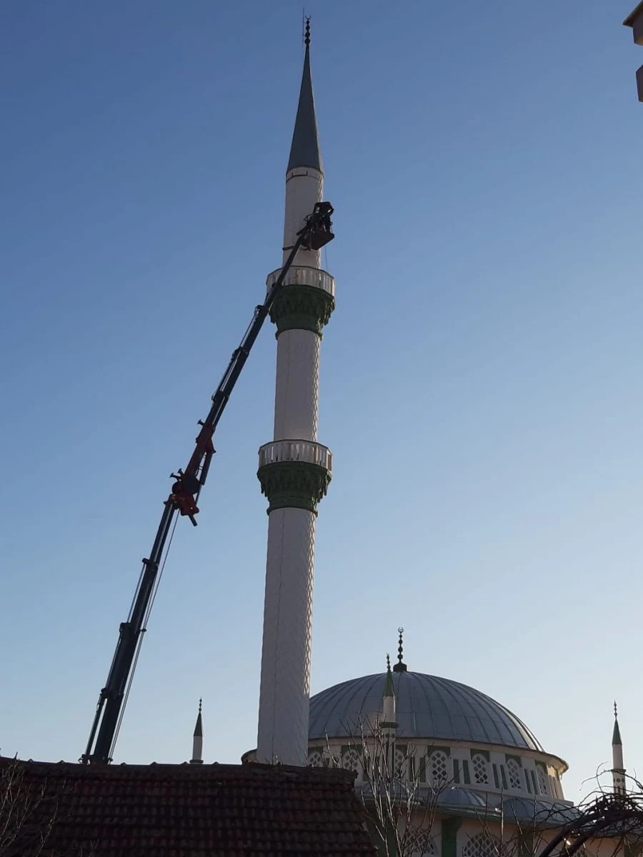 Depremde hasar gören cami minaresi kontrollü şekilde yıkıldı
