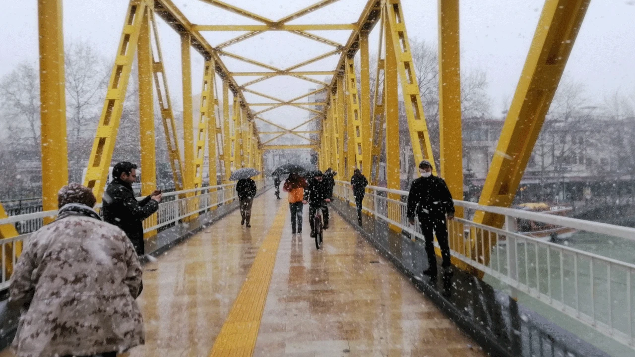 Alanya ve Manavgat kar sevinci yaşıyor! Tam 53 yıl sonra geldi