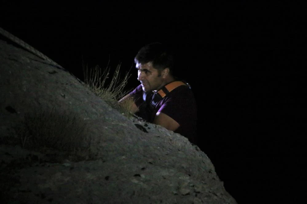 Uçurumun eşiğinde mahsur kaldı: Film sahnelerini aratmayan kurtarma operasyonu