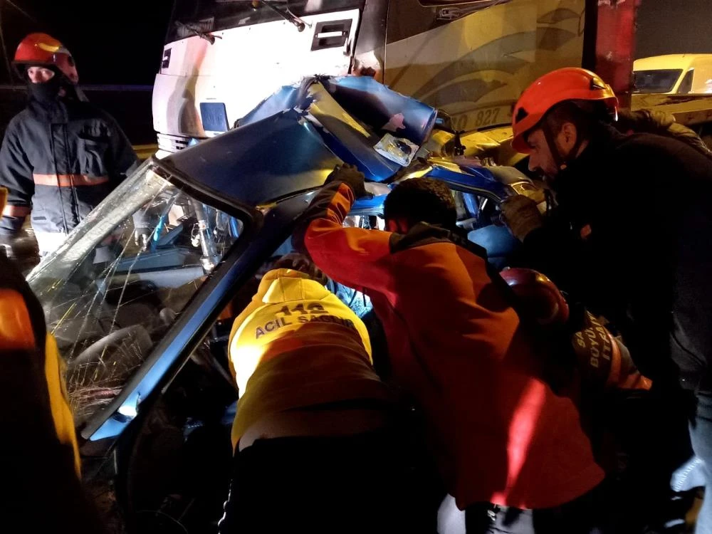 Kamyon otomobili adeta biçti: Çok sayıda yaralı var