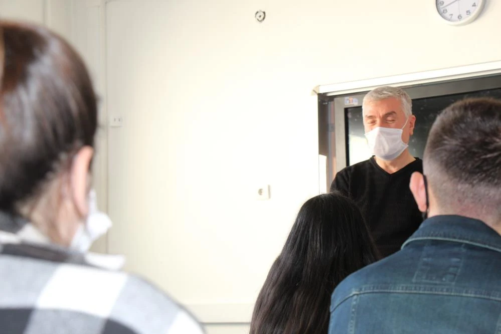 Bizim çok güzel öğretmenlerimiz var... Bir aşkı nakış nakış işleyen neferler