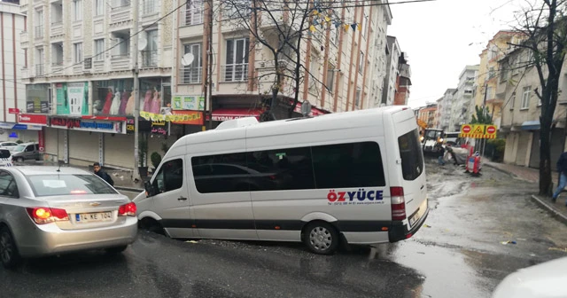 Esenyurt'ta yol çöktü, işçi servisindeki 3 kişi yaralandı