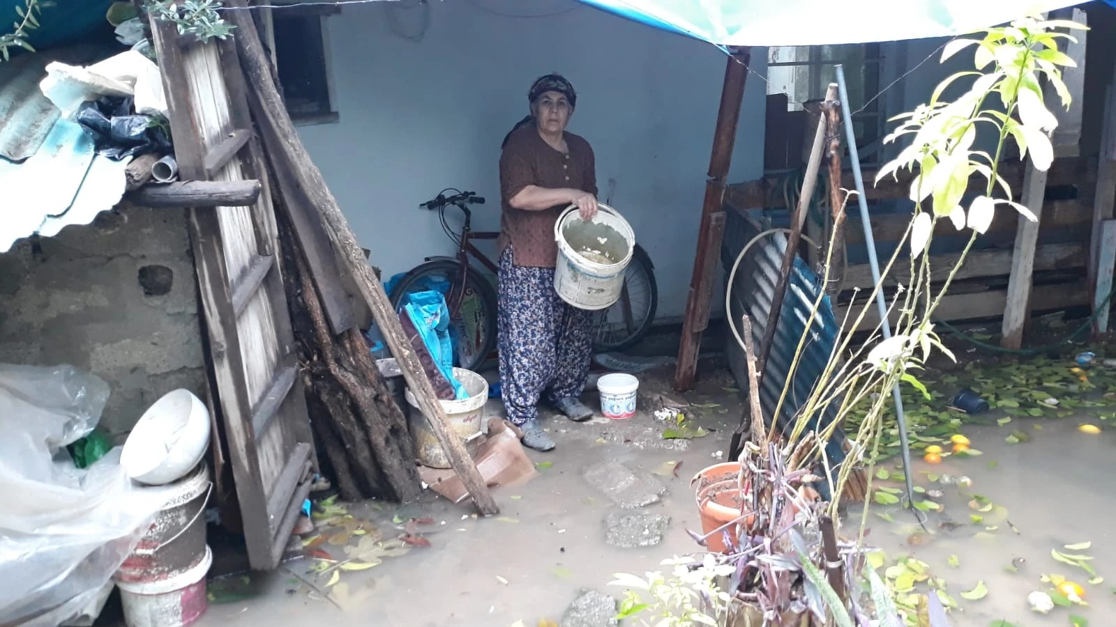 Adana'da evleri su bastı