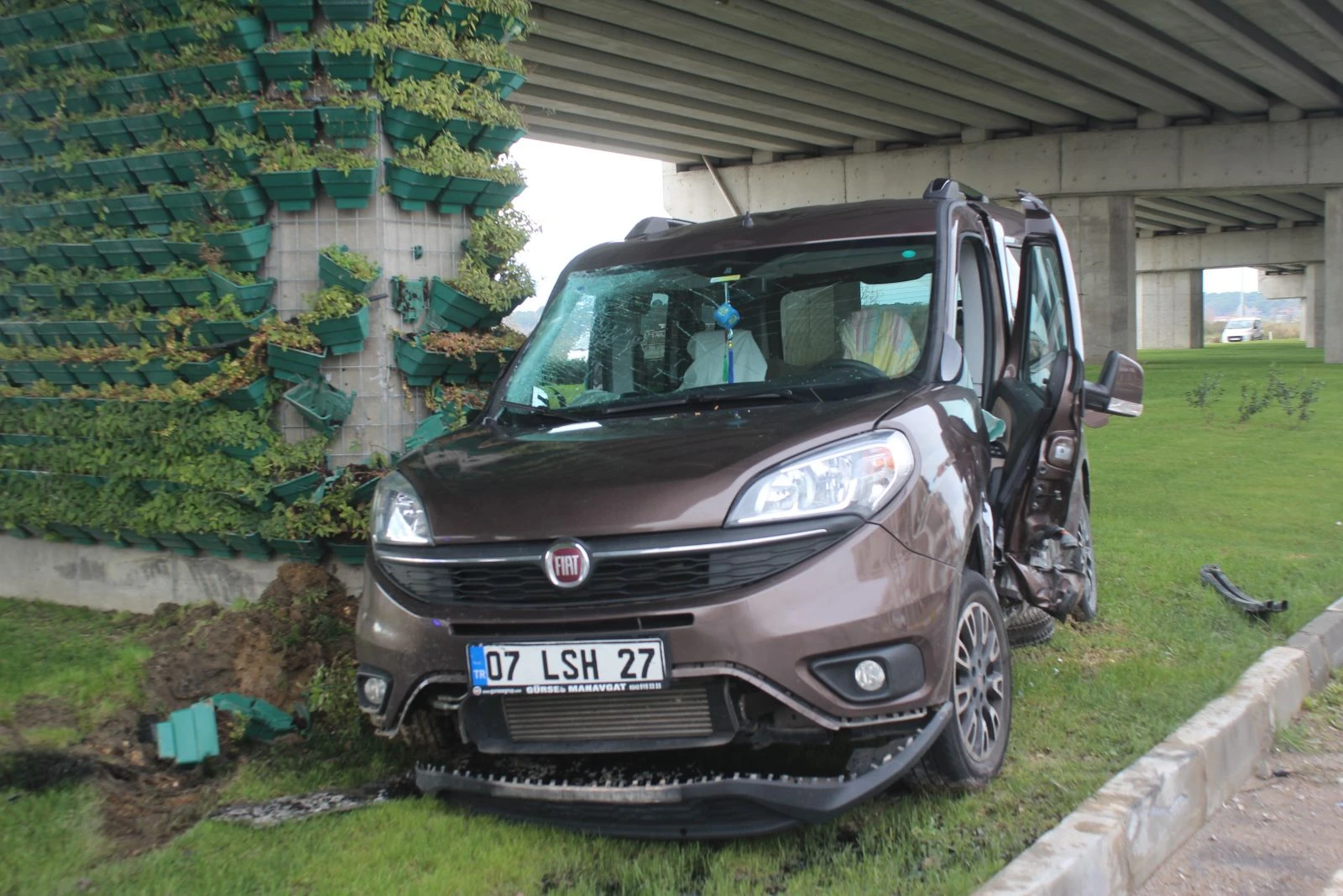 Araçların hurdaya döndüğü kazayı yara almadan atlattılar