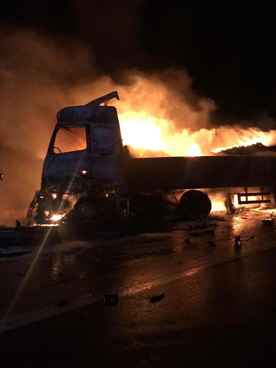 Kamyon tıra arkadan çarptı, iki araç da yandı: 2 ağır yaralı