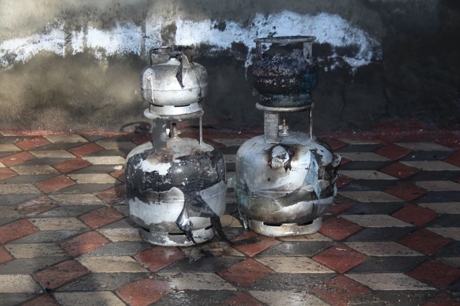 Elazığ’da çatı yandı, tüplerin patlamaması faciayı engelledi