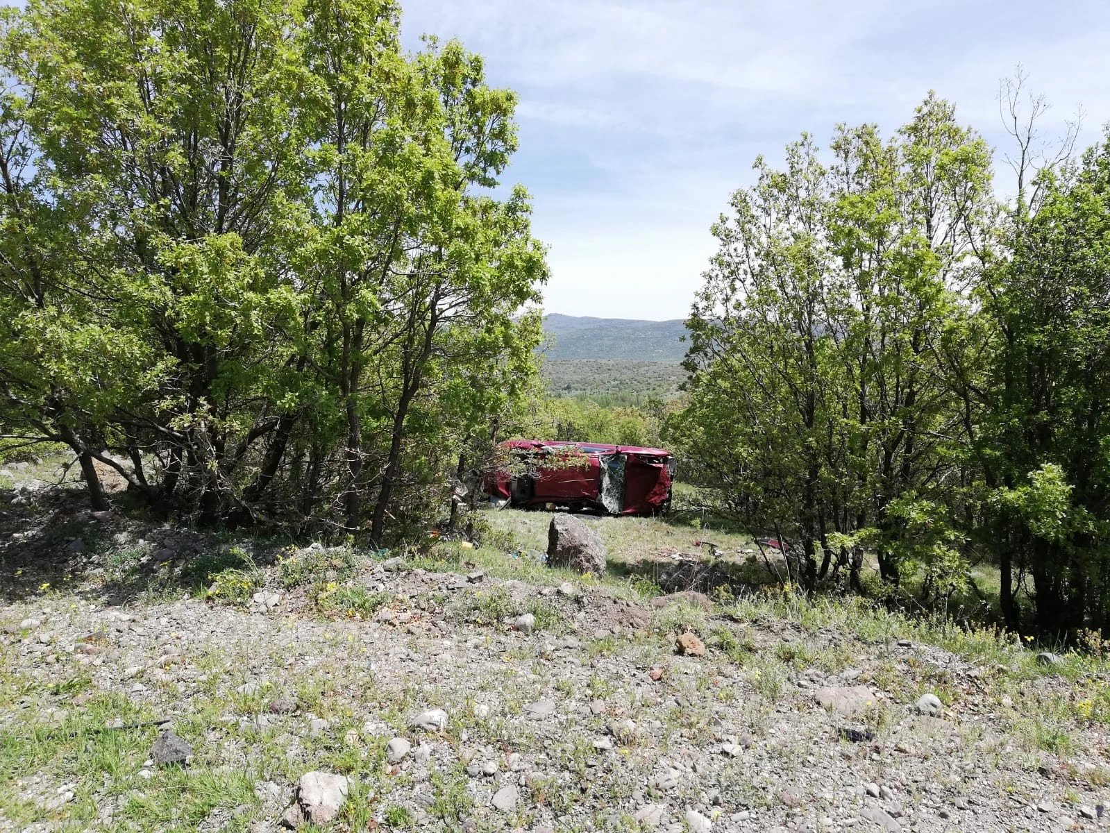 Başkent'te araç şarampole yuvarlandı: 1'i çocuk 4 yaralı