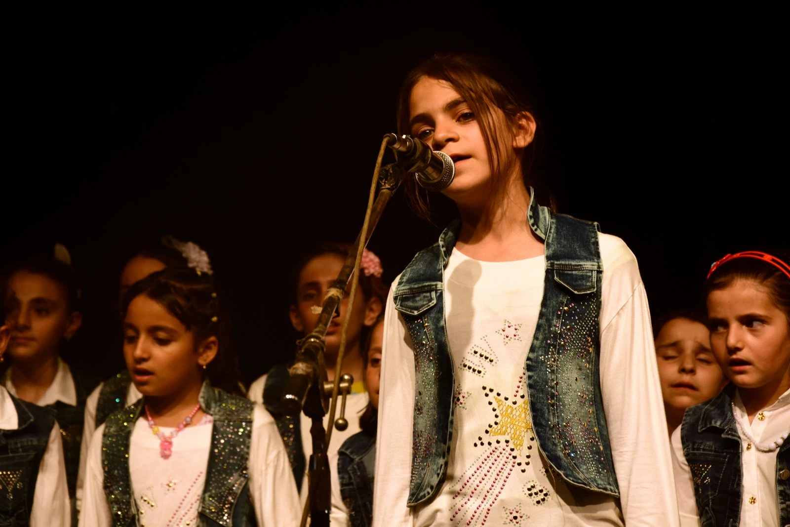 Yıkılan Suriye'de yeni dünyasını güzel sesiyle kurdu