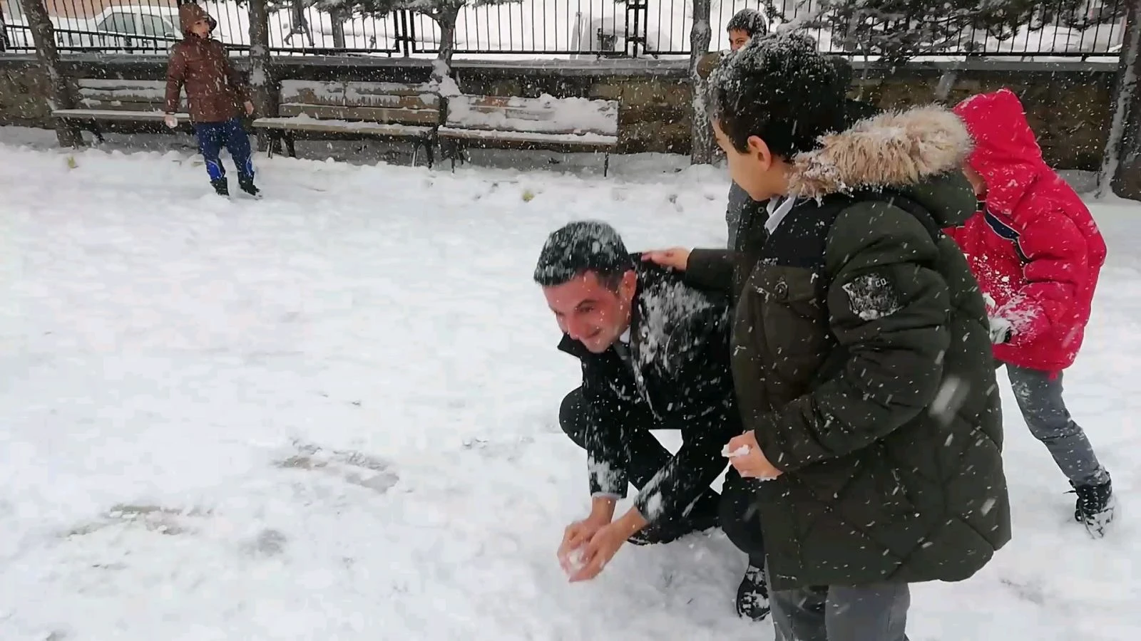 Kaymakamı kartopu yağmuruna tuttular