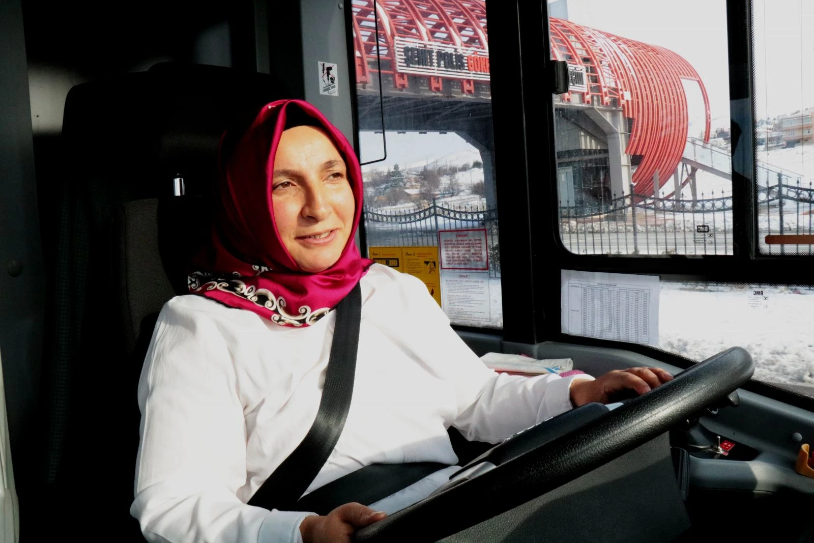 'Git evinde bulaşık yıka' diyenlere inat, otobüs şoförü oldu