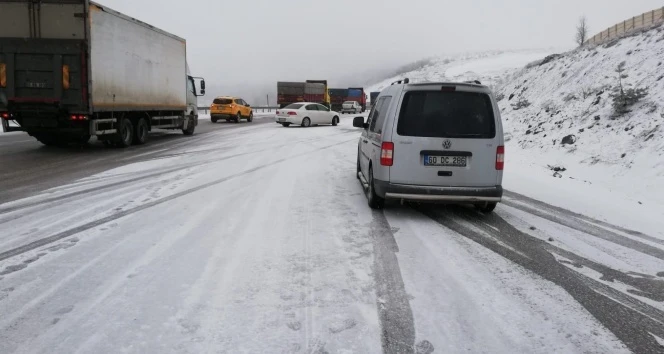 Kar yağışı ve buzlanma nedeniyle araçlar kaydı