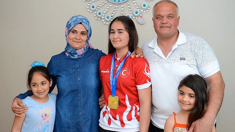 Okul sıralarında antrenman yapıp Avrupa şampiyonu oldu