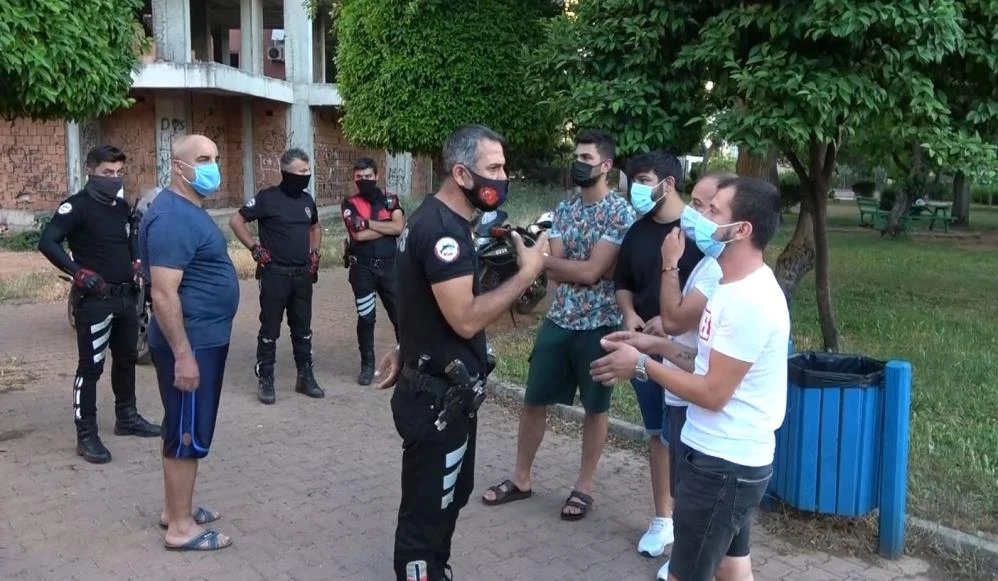 Hem kısıtlamayı ihlal etti hem kavga edip polise "Niye geç geliyorsunuz" dedi