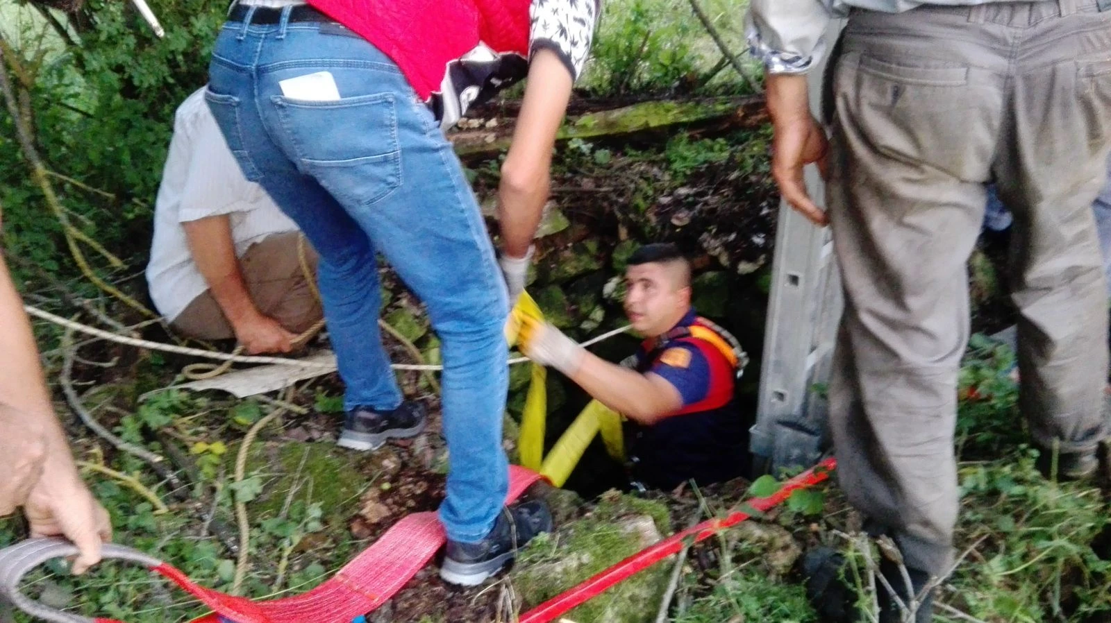 6 metre derinliğindeki kuyudan kepçe yardımıyla kurtarıldı