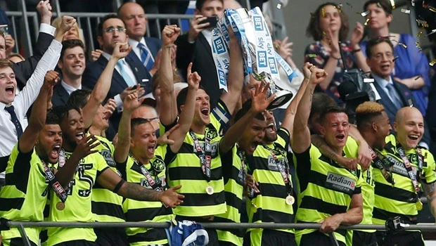 Premier lig'e yükselen son takım huddersfield oldu