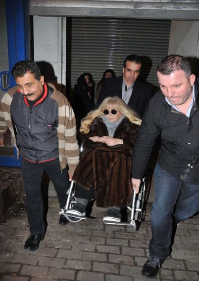 Zerrin özer, hatalı operasyon sonrası yürüyemediğini duyurdu: "Bana dua edin"