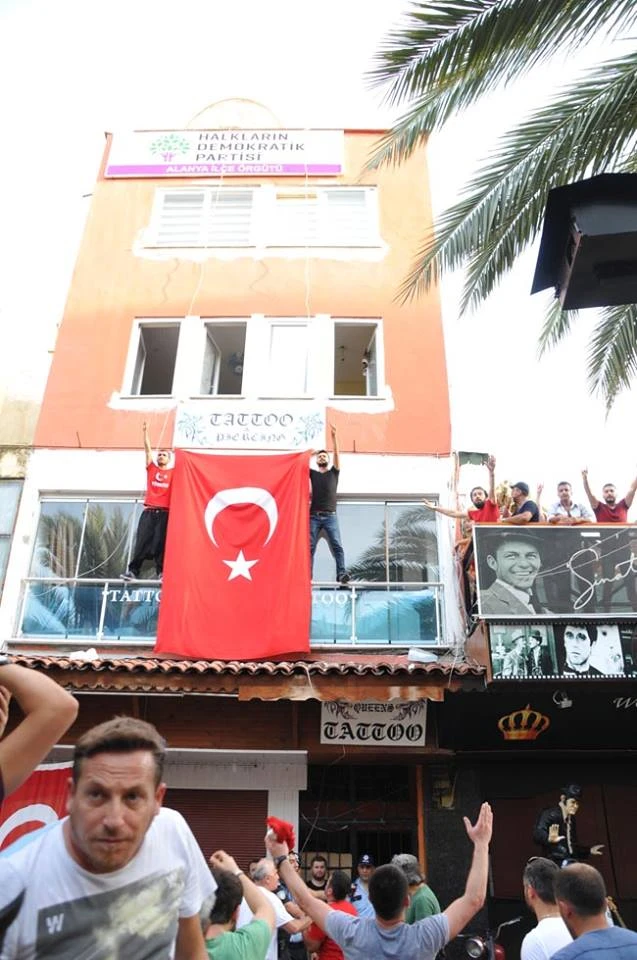 Alanya'da ülkücüler HDP binasını bastı, 10 yaralı
