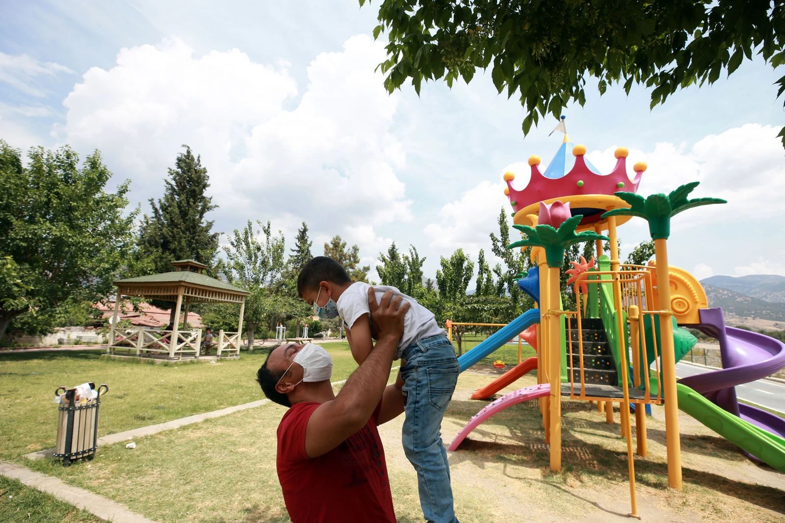 Dört kuşaktır evlat ediniyorlar