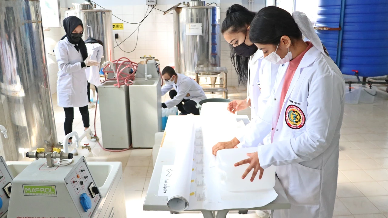 Öğrencilerden büyük başarı: Hijyen malzemesi üretip ihracat yaptılar