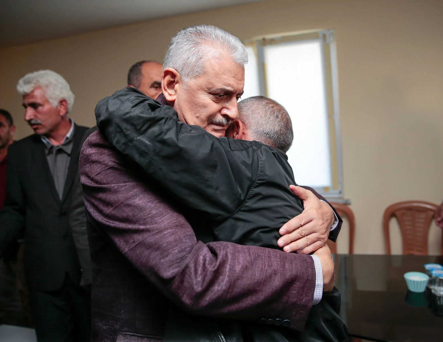 Başbakan Yıldırım'dan, okul çıkışı öldürülen Helin Palandöken'in babasına taziye ziyareti