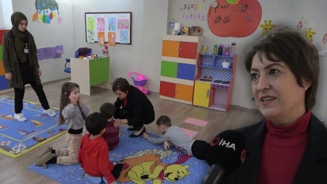 Bizim çok güzel öğretmenlerimiz var... Bir aşkı nakış nakış işleyen neferler