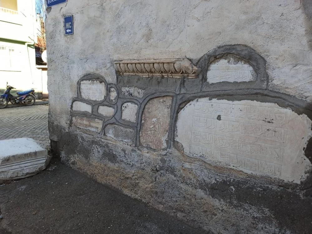 Binlerce yıllık mezarın üstüne kat çıktılar