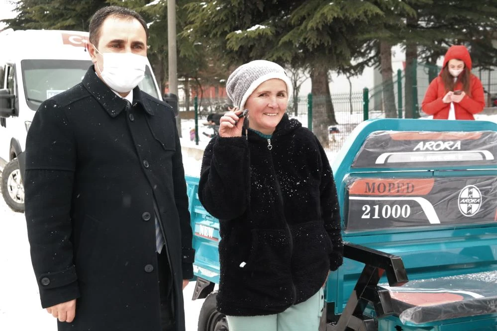 Bakan Kurum'dan ekmek teknesi çalınan kadının gözyaşlarını dindiren jest