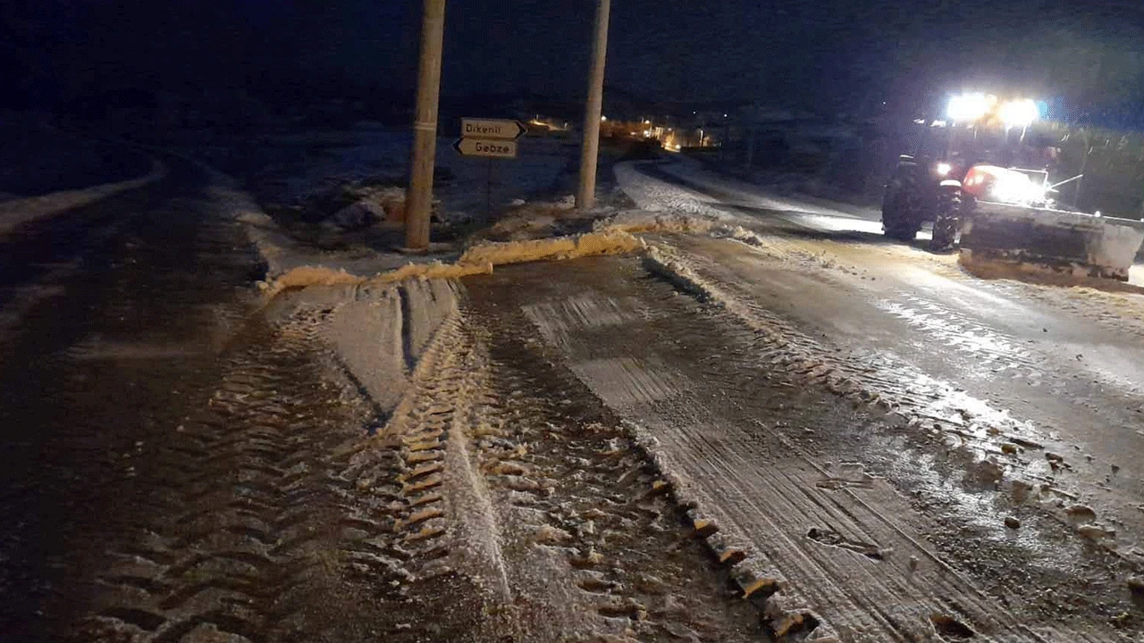 Kocaeli'de ekipler kar nöbetinde! Buzlanma ve yolların kapanmasına karşı çalışma başlatıldı