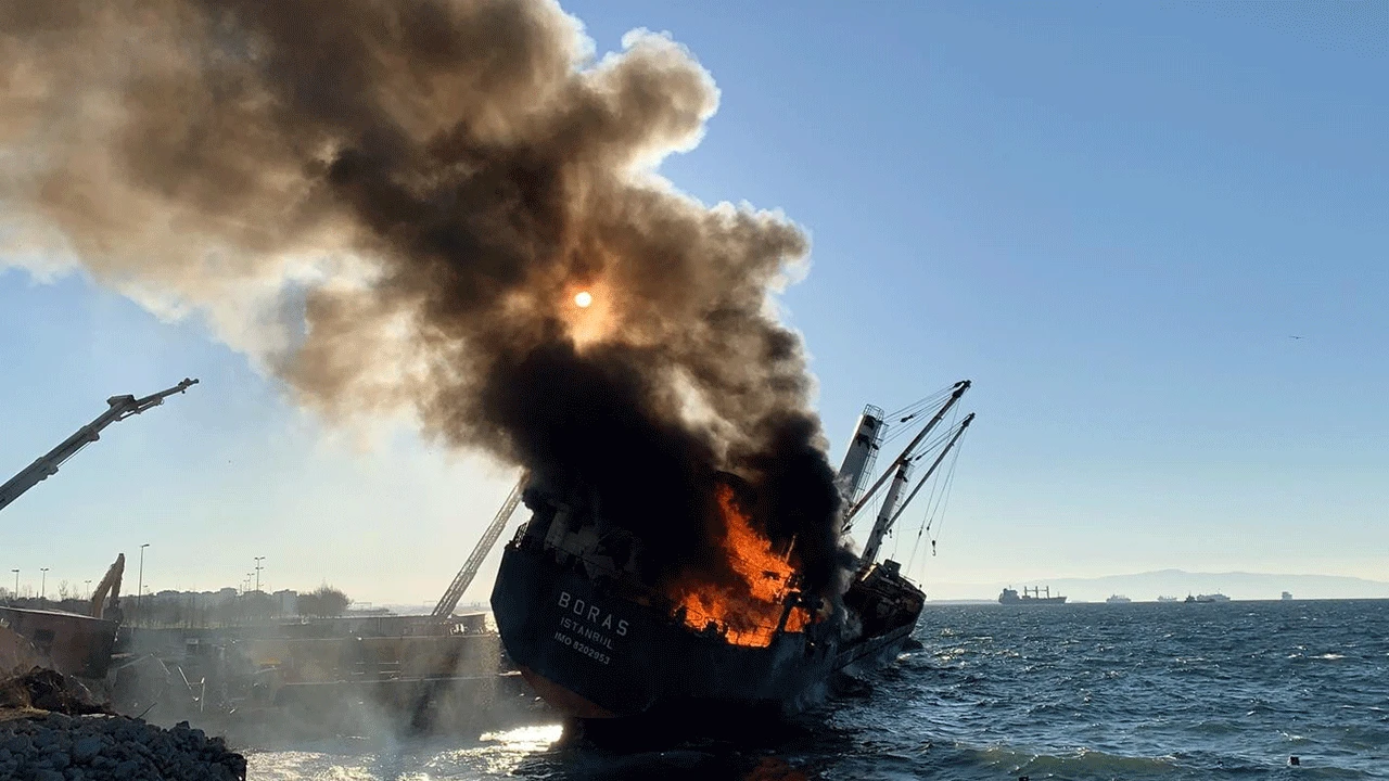 Son dakika haberi: Kartal'da gemi yangını