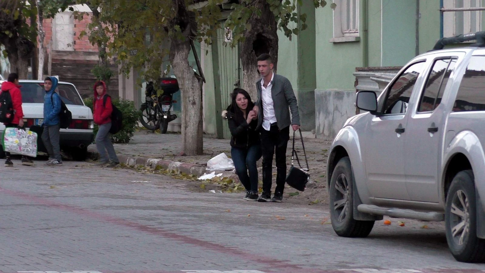 Alkollü şahıs, polis ve itfaiye ekiplerine zor anlar yaşattı