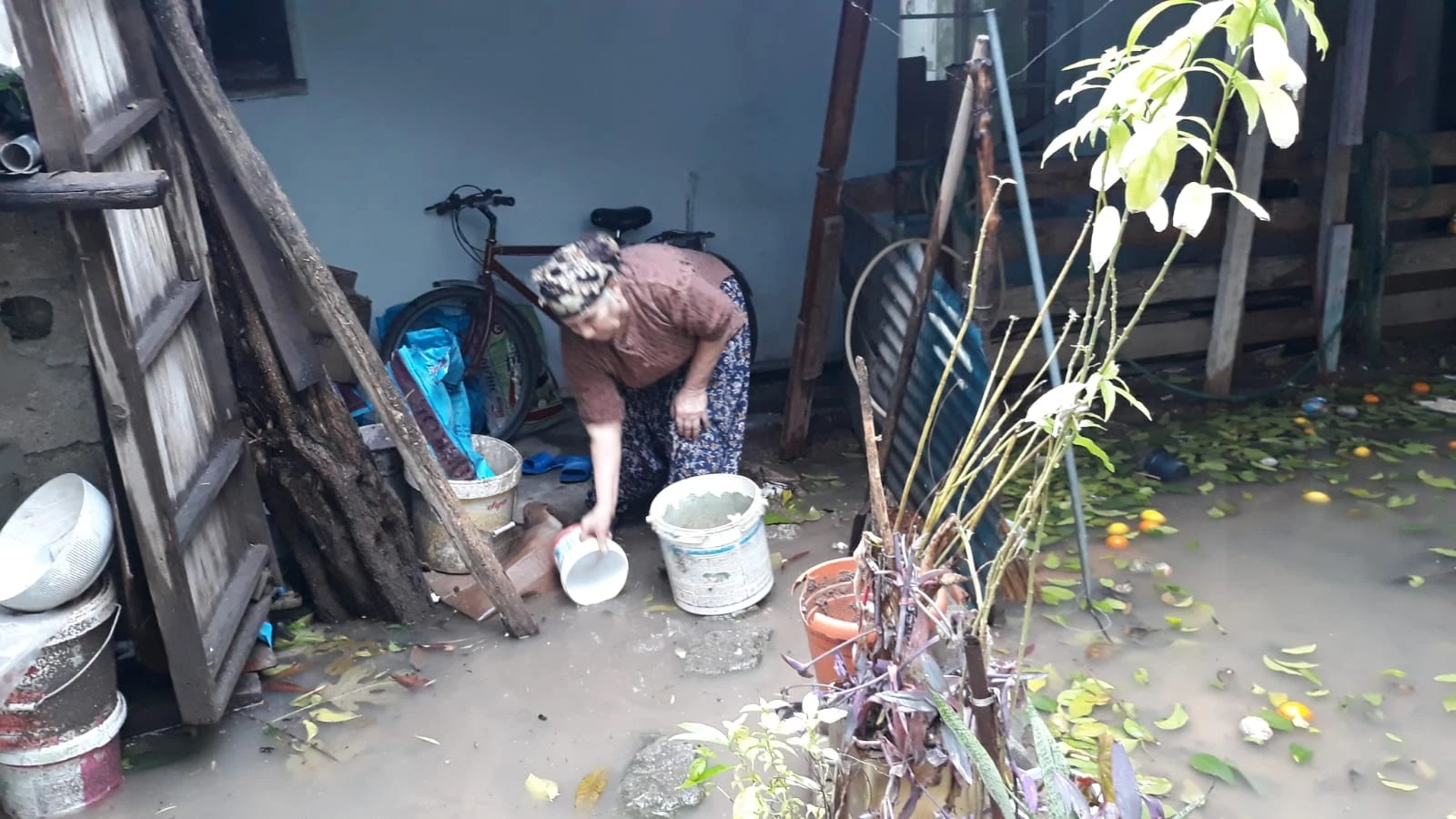 Adana'da evleri su bastı