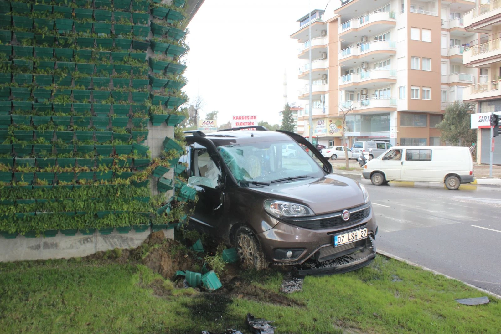 Araçların hurdaya döndüğü kazayı yara almadan atlattılar
