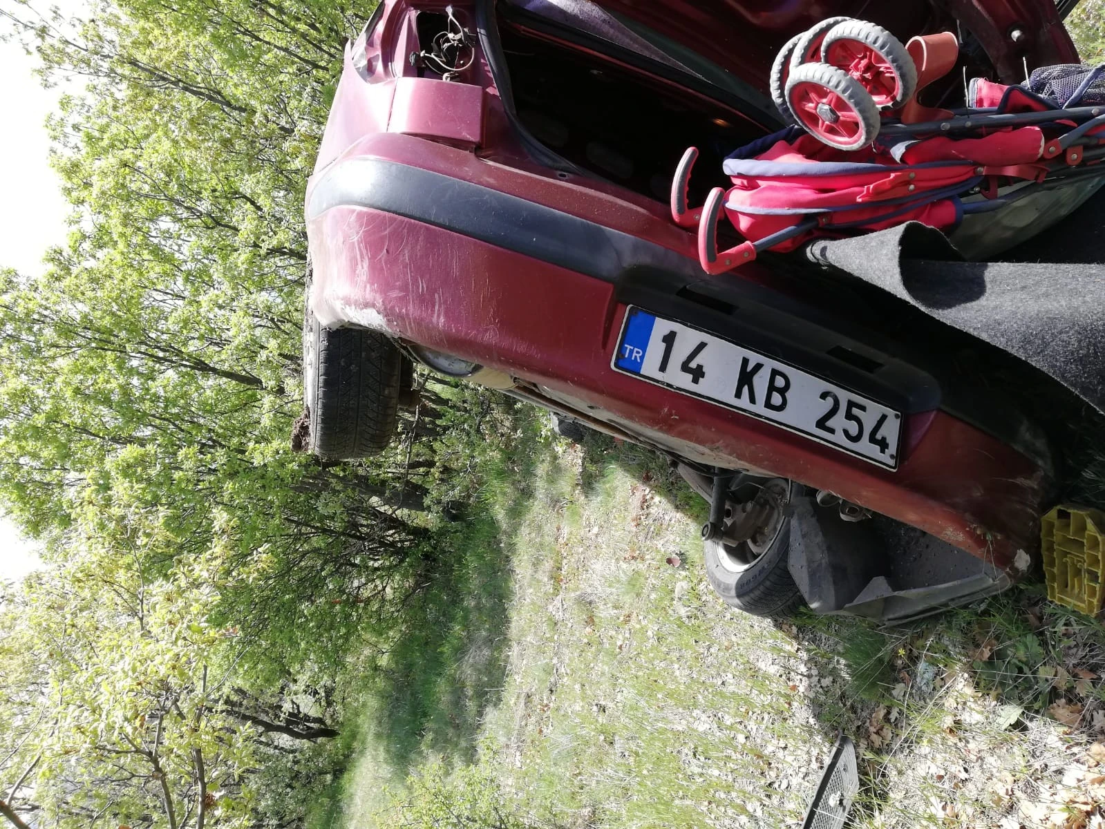 Başkent'te araç şarampole yuvarlandı: 1'i çocuk 4 yaralı