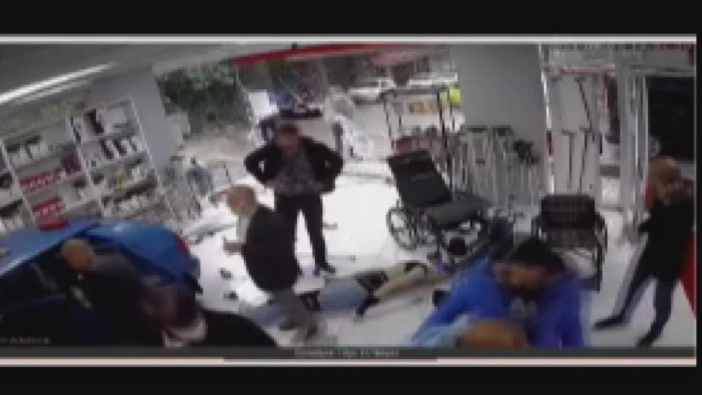 Direksiyonda kalp krizi geçirince dükkana girdi