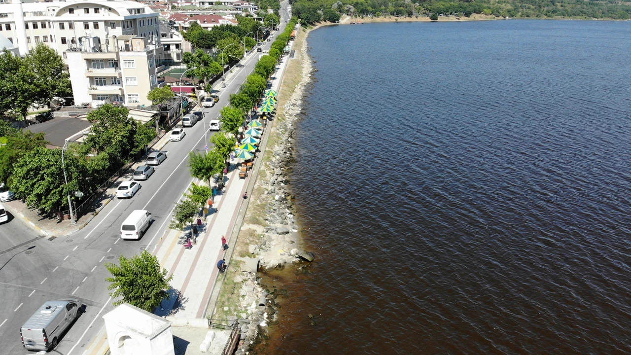 Küçükçekmece Gölü'nün rengi kızıla dönüştü