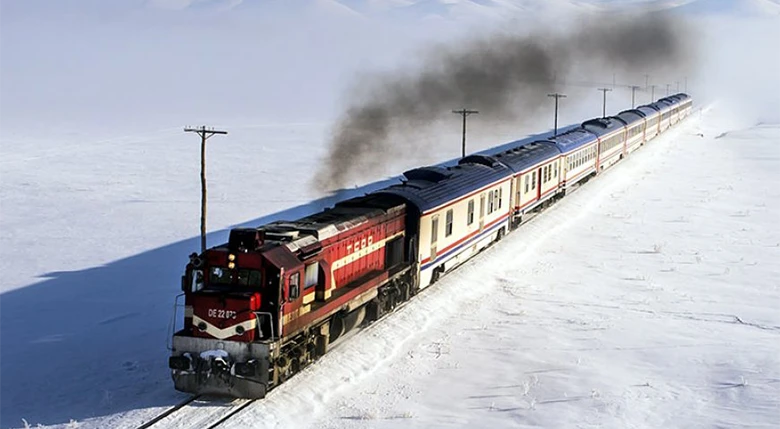'Doğu Ekspresi' yolcularına sıcak çorba ve helva ikram edildi