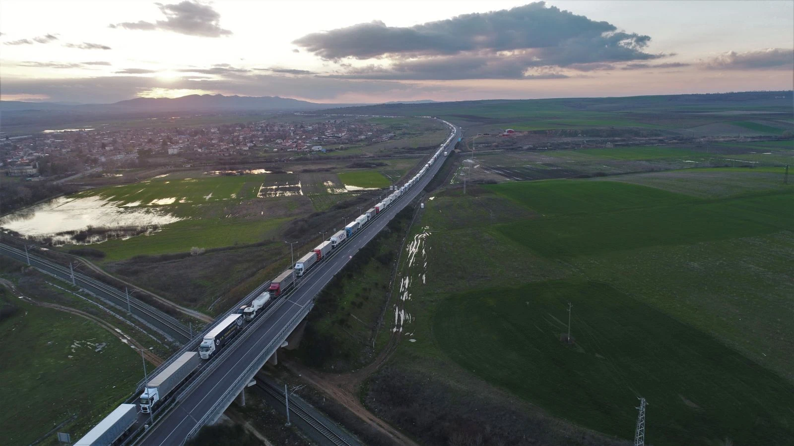 Türkiye ve Bulgaristan'daki tır kuyrukları havadan görüntülendi